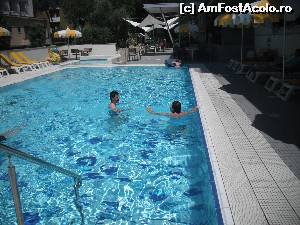 [P05] In clestarul piscinei » foto by GIN2015*
 - 
<span class="allrVoted glyphicon glyphicon-heart hidden" id="av665873"></span>
<a class="m-l-10 hidden" id="sv665873" onclick="voting_Foto_DelVot(,665873,19294)" role="button">șterge vot <span class="glyphicon glyphicon-remove"></span></a>
<a id="v9665873" class=" c-red"  onclick="voting_Foto_SetVot(665873)" role="button"><span class="glyphicon glyphicon-heart-empty"></span> <b>LIKE</b> = Votează poza</a> <img class="hidden"  id="f665873W9" src="/imagini/loader.gif" border="0" /><span class="AjErrMes hidden" id="e665873ErM"></span>