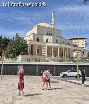 [P24] Moscheea Fatih, construita in 1502 pe ruinele unei bazilici medievale istorice, fiind prima cladire construita la scurt timp dupa invadarea Albaniei de catre otomani.
Alte vestigii aflate in piata orasului sunt ale Forumului Bizantin, ce are coloane corintice dispuse in arc, in centrul caruia se afla un podium si o fantana, fiind considerat unul dintre cele mai bune exemple de monumente din perioada romana tarzie si bizantina timpurie din Albania. » foto by geani anto
 - 
<span class="allrVoted glyphicon glyphicon-heart hidden" id="av1530839"></span>
<a class="m-l-10 hidden" id="sv1530839" onclick="voting_Foto_DelVot(,1530839,19306)" role="button">șterge vot <span class="glyphicon glyphicon-remove"></span></a>
<a id="v91530839" class=" c-red"  onclick="voting_Foto_SetVot(1530839)" role="button"><span class="glyphicon glyphicon-heart-empty"></span> <b>LIKE</b> = Votează poza</a> <img class="hidden"  id="f1530839W9" src="/imagini/loader.gif" border="0" /><span class="AjErrMes hidden" id="e1530839ErM"></span>