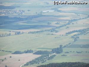 [P24] Foto cu zoom de pe terasa mausoleului din Pasul Shipka, spre Valea Regilor Traci. se observa tumulii. cel din dreapta este cel de la Ostrucha, pe care l-am vizitat. :)  » foto by Testosu'
 - 
<span class="allrVoted glyphicon glyphicon-heart hidden" id="av636107"></span>
<a class="m-l-10 hidden" id="sv636107" onclick="voting_Foto_DelVot(,636107,19408)" role="button">șterge vot <span class="glyphicon glyphicon-remove"></span></a>
<a id="v9636107" class=" c-red"  onclick="voting_Foto_SetVot(636107)" role="button"><span class="glyphicon glyphicon-heart-empty"></span> <b>LIKE</b> = Votează poza</a> <img class="hidden"  id="f636107W9" src="/imagini/loader.gif" border="0" /><span class="AjErrMes hidden" id="e636107ErM"></span>