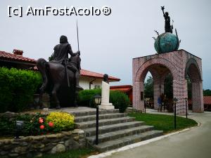 [P08] Monumentul Reginei Berenice (plan îndepărtat) și statuia ecvestră a Regeui Seuthes al III-lea (cu spatele; plan apropiat) » foto by crismis
 - 
<span class="allrVoted glyphicon glyphicon-heart hidden" id="av1315280"></span>
<a class="m-l-10 hidden" id="sv1315280" onclick="voting_Foto_DelVot(,1315280,19408)" role="button">șterge vot <span class="glyphicon glyphicon-remove"></span></a>
<a id="v91315280" class=" c-red"  onclick="voting_Foto_SetVot(1315280)" role="button"><span class="glyphicon glyphicon-heart-empty"></span> <b>LIKE</b> = Votează poza</a> <img class="hidden"  id="f1315280W9" src="/imagini/loader.gif" border="0" /><span class="AjErrMes hidden" id="e1315280ErM"></span>