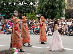 [P28] Parada de încheiere a Festivalului Trandafirilor, Kazanlâk » foto by crismis
 - 
<span class="allrVoted glyphicon glyphicon-heart hidden" id="av960288"></span>
<a class="m-l-10 hidden" id="sv960288" onclick="voting_Foto_DelVot(,960288,19408)" role="button">șterge vot <span class="glyphicon glyphicon-remove"></span></a>
<a id="v9960288" class=" c-red"  onclick="voting_Foto_SetVot(960288)" role="button"><span class="glyphicon glyphicon-heart-empty"></span> <b>LIKE</b> = Votează poza</a> <img class="hidden"  id="f960288W9" src="/imagini/loader.gif" border="0" /><span class="AjErrMes hidden" id="e960288ErM"></span>