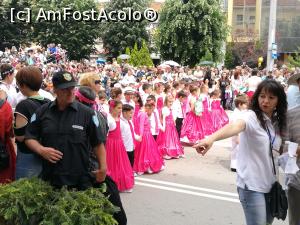 [P05] Parada de încheiere a Festivalului Trandafirilor, Kazanlâk » foto by crismis
 - 
<span class="allrVoted glyphicon glyphicon-heart hidden" id="av960265"></span>
<a class="m-l-10 hidden" id="sv960265" onclick="voting_Foto_DelVot(,960265,19408)" role="button">șterge vot <span class="glyphicon glyphicon-remove"></span></a>
<a id="v9960265" class=" c-red"  onclick="voting_Foto_SetVot(960265)" role="button"><span class="glyphicon glyphicon-heart-empty"></span> <b>LIKE</b> = Votează poza</a> <img class="hidden"  id="f960265W9" src="/imagini/loader.gif" border="0" /><span class="AjErrMes hidden" id="e960265ErM"></span>