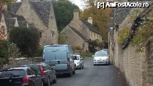 [P16] Ulița din apropierea bisericii saxone din satul Bibury, ținutul Cotswolds, Anglia. » foto by traian.leuca †
 - 
<span class="allrVoted glyphicon glyphicon-heart hidden" id="av693339"></span>
<a class="m-l-10 hidden" id="sv693339" onclick="voting_Foto_DelVot(,693339,19672)" role="button">șterge vot <span class="glyphicon glyphicon-remove"></span></a>
<a id="v9693339" class=" c-red"  onclick="voting_Foto_SetVot(693339)" role="button"><span class="glyphicon glyphicon-heart-empty"></span> <b>LIKE</b> = Votează poza</a> <img class="hidden"  id="f693339W9" src="/imagini/loader.gif" border="0" /><span class="AjErrMes hidden" id="e693339ErM"></span>