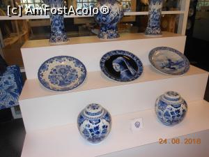 [P01] Delft - Royal Delft Shop. Porțelanuri fine și 'Fata cu cercel de perlă'.  » foto by iulianic
 - 
<span class="allrVoted glyphicon glyphicon-heart hidden" id="av889713"></span>
<a class="m-l-10 hidden" id="sv889713" onclick="voting_Foto_DelVot(,889713,19678)" role="button">șterge vot <span class="glyphicon glyphicon-remove"></span></a>
<a id="v9889713" class=" c-red"  onclick="voting_Foto_SetVot(889713)" role="button"><span class="glyphicon glyphicon-heart-empty"></span> <b>LIKE</b> = Votează poza</a> <img class="hidden"  id="f889713W9" src="/imagini/loader.gif" border="0" /><span class="AjErrMes hidden" id="e889713ErM"></span>