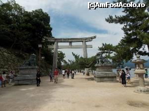 [P10] Miyajima, Spre Altarul Itsukushima-jinja, poarta torii și cei doi lei-câini de pază » foto by mprofeanu
 - 
<span class="allrVoted glyphicon glyphicon-heart hidden" id="av696740"></span>
<a class="m-l-10 hidden" id="sv696740" onclick="voting_Foto_DelVot(,696740,19733)" role="button">șterge vot <span class="glyphicon glyphicon-remove"></span></a>
<a id="v9696740" class=" c-red"  onclick="voting_Foto_SetVot(696740)" role="button"><span class="glyphicon glyphicon-heart-empty"></span> <b>LIKE</b> = Votează poza</a> <img class="hidden"  id="f696740W9" src="/imagini/loader.gif" border="0" /><span class="AjErrMes hidden" id="e696740ErM"></span>