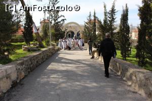 [P68] Beit Sahour, Câmpul Păstorilor spre ieșire ne-am reîntâlnit cu tinerii din grupul de misionari 'Frații Albi', se vede și magazinul cu suveniruri în plan îndepărtat... » foto by mprofeanu
 - 
<span class="allrVoted glyphicon glyphicon-heart hidden" id="av945745"></span>
<a class="m-l-10 hidden" id="sv945745" onclick="voting_Foto_DelVot(,945745,19754)" role="button">șterge vot <span class="glyphicon glyphicon-remove"></span></a>
<a id="v9945745" class=" c-red"  onclick="voting_Foto_SetVot(945745)" role="button"><span class="glyphicon glyphicon-heart-empty"></span> <b>LIKE</b> = Votează poza</a> <img class="hidden"  id="f945745W9" src="/imagini/loader.gif" border="0" /><span class="AjErrMes hidden" id="e945745ErM"></span>