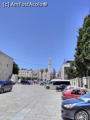 [P05] Piața Ieslei (Manger Square): în stânga, zidul Bisericii Nașterii Domnului iar în fundal, moscheea lui Omar.  » foto by Carmen Ion
 - 
<span class="allrVoted glyphicon glyphicon-heart hidden" id="av919979"></span>
<a class="m-l-10 hidden" id="sv919979" onclick="voting_Foto_DelVot(,919979,19754)" role="button">șterge vot <span class="glyphicon glyphicon-remove"></span></a>
<a id="v9919979" class=" c-red"  onclick="voting_Foto_SetVot(919979)" role="button"><span class="glyphicon glyphicon-heart-empty"></span> <b>LIKE</b> = Votează poza</a> <img class="hidden"  id="f919979W9" src="/imagini/loader.gif" border="0" /><span class="AjErrMes hidden" id="e919979ErM"></span>