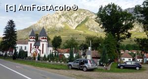 [P15] Biserica ortodoxă (construită în 1936). În fața ei este un cimitir al eroilor sovietici. În spate, spre stânga, este Primăria cu Muzeul etnografic. În fundal se vede Piatra Secuiului.  » foto by Lucien
 - 
<span class="allrVoted glyphicon glyphicon-heart hidden" id="av892130"></span>
<a class="m-l-10 hidden" id="sv892130" onclick="voting_Foto_DelVot(,892130,19767)" role="button">șterge vot <span class="glyphicon glyphicon-remove"></span></a>
<a id="v9892130" class=" c-red"  onclick="voting_Foto_SetVot(892130)" role="button"><span class="glyphicon glyphicon-heart-empty"></span> <b>LIKE</b> = Votează poza</a> <img class="hidden"  id="f892130W9" src="/imagini/loader.gif" border="0" /><span class="AjErrMes hidden" id="e892130ErM"></span>