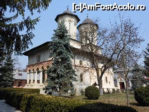P01 [APR-2015] Mănăstirea Sitaru - Biserica mare, vedere de lângă intrarea în incintă. 