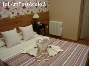 [P05] Camera de hotel vesela... doua lebede din prosop, tapet cu floricele mov » foto by mireille
 - 
<span class="allrVoted glyphicon glyphicon-heart hidden" id="av705914"></span>
<a class="m-l-10 hidden" id="sv705914" onclick="voting_Foto_DelVot(,705914,19832)" role="button">șterge vot <span class="glyphicon glyphicon-remove"></span></a>
<a id="v9705914" class=" c-red"  onclick="voting_Foto_SetVot(705914)" role="button"><span class="glyphicon glyphicon-heart-empty"></span> <b>LIKE</b> = Votează poza</a> <img class="hidden"  id="f705914W9" src="/imagini/loader.gif" border="0" /><span class="AjErrMes hidden" id="e705914ErM"></span>