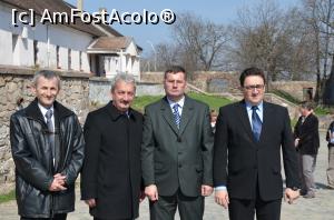 [P13] Cornel, d-nul primar, Ovidiu si d-nul subprefect inainte de a intra in castel.  » foto by iulian68
 - 
<span class="allrVoted glyphicon glyphicon-heart hidden" id="av724397"></span>
<a class="m-l-10 hidden" id="sv724397" onclick="voting_Foto_DelVot(,724397,19864)" role="button">șterge vot <span class="glyphicon glyphicon-remove"></span></a>
<a id="v9724397" class=" c-red"  onclick="voting_Foto_SetVot(724397)" role="button"><span class="glyphicon glyphicon-heart-empty"></span> <b>LIKE</b> = Votează poza</a> <img class="hidden"  id="f724397W9" src="/imagini/loader.gif" border="0" /><span class="AjErrMes hidden" id="e724397ErM"></span>