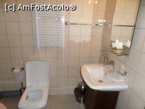[P13] Baia apartamentului. În stânga este montată cabina de duş.  » foto by Safta Radu
 - 
<span class="allrVoted glyphicon glyphicon-heart hidden" id="av735994"></span>
<a class="m-l-10 hidden" id="sv735994" onclick="voting_Foto_DelVot(,735994,19888)" role="button">șterge vot <span class="glyphicon glyphicon-remove"></span></a>
<a id="v9735994" class=" c-red"  onclick="voting_Foto_SetVot(735994)" role="button"><span class="glyphicon glyphicon-heart-empty"></span> <b>LIKE</b> = Votează poza</a> <img class="hidden"  id="f735994W9" src="/imagini/loader.gif" border="0" /><span class="AjErrMes hidden" id="e735994ErM"></span>