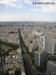 [P04] Vedere spre sud din turnul Montparnasse, de-a lungul Avenue du Maine. La stânga, un colţ din cimitirul Montparnasse. La dreapta, clădirea cea mai înaltă, albă este Hotel Méridien Montparnasse, iar cea din faţa ei, Centre commercial Gaité » foto by Costi
 - 
<span class="allrVoted glyphicon glyphicon-heart hidden" id="av30340"></span>
<a class="m-l-10 hidden" id="sv30340" onclick="voting_Foto_DelVot(,30340,19912)" role="button">șterge vot <span class="glyphicon glyphicon-remove"></span></a>
<a id="v930340" class=" c-red"  onclick="voting_Foto_SetVot(30340)" role="button"><span class="glyphicon glyphicon-heart-empty"></span> <b>LIKE</b> = Votează poza</a> <img class="hidden"  id="f30340W9" src="/imagini/loader.gif" border="0" /><span class="AjErrMes hidden" id="e30340ErM"></span>