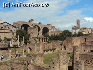 [P12] 12. Forumul Roman - Cele trei arcade ale Bazilicii Santa Francesca Romana și, în stânga, Templul lui Divus Romulus, cu poarta din bronz.  » foto by doinafil
 - 
<span class="allrVoted glyphicon glyphicon-heart hidden" id="av929154"></span>
<a class="m-l-10 hidden" id="sv929154" onclick="voting_Foto_DelVot(,929154,20020)" role="button">șterge vot <span class="glyphicon glyphicon-remove"></span></a>
<a id="v9929154" class=" c-red"  onclick="voting_Foto_SetVot(929154)" role="button"><span class="glyphicon glyphicon-heart-empty"></span> <b>LIKE</b> = Votează poza</a> <img class="hidden"  id="f929154W9" src="/imagini/loader.gif" border="0" /><span class="AjErrMes hidden" id="e929154ErM"></span>