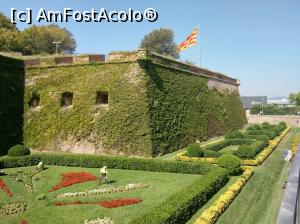 [P24] Vechiul șanț de apărare Santa Eulalia, azi plin de flori, peste care trece podul, la intrare în Castell de Montjuïc.  » foto by maryka
 - 
<span class="allrVoted glyphicon glyphicon-heart hidden" id="av1116848"></span>
<a class="m-l-10 hidden" id="sv1116848" onclick="voting_Foto_DelVot(,1116848,20055)" role="button">șterge vot <span class="glyphicon glyphicon-remove"></span></a>
<a id="v91116848" class=" c-red"  onclick="voting_Foto_SetVot(1116848)" role="button"><span class="glyphicon glyphicon-heart-empty"></span> <b>LIKE</b> = Votează poza</a> <img class="hidden"  id="f1116848W9" src="/imagini/loader.gif" border="0" /><span class="AjErrMes hidden" id="e1116848ErM"></span>