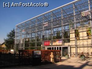 [P10] Leiden. Hortus botanicus. In stanga este bustul lui Carolus Clusius, cel care a adus laleaua in Olanda » foto by Radu Tudoran
 - 
<span class="allrVoted glyphicon glyphicon-heart hidden" id="av728607"></span>
<a class="m-l-10 hidden" id="sv728607" onclick="voting_Foto_DelVot(,728607,20151)" role="button">șterge vot <span class="glyphicon glyphicon-remove"></span></a>
<a id="v9728607" class=" c-red"  onclick="voting_Foto_SetVot(728607)" role="button"><span class="glyphicon glyphicon-heart-empty"></span> <b>LIKE</b> = Votează poza</a> <img class="hidden"  id="f728607W9" src="/imagini/loader.gif" border="0" /><span class="AjErrMes hidden" id="e728607ErM"></span>