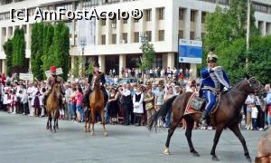 [P30] Repriza de dans s-a terminat. În drum spre Șumuleu, începe parada participanților. Husarii intră în scenă, dirijează ”circulația” și asigură traseul. Deplasarea călăreților și a căruțelor se face în viteză...  » foto by Lucien
 - 
<span class="allrVoted glyphicon glyphicon-heart hidden" id="av730572"></span>
<a class="m-l-10 hidden" id="sv730572" onclick="voting_Foto_DelVot(,730572,20160)" role="button">șterge vot <span class="glyphicon glyphicon-remove"></span></a>
<a id="v9730572" class=" c-red"  onclick="voting_Foto_SetVot(730572)" role="button"><span class="glyphicon glyphicon-heart-empty"></span> <b>LIKE</b> = Votează poza</a> <img class="hidden"  id="f730572W9" src="/imagini/loader.gif" border="0" /><span class="AjErrMes hidden" id="e730572ErM"></span>