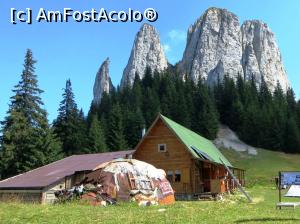 [P42] Piatra Singuratică şi cabana omonimă, în prim plan cu un refugiul alpin (chestia semisferică construită din panouri hexagonale) care stă aici de zeci de ani » foto by Lucien
 - 
<span class="allrVoted glyphicon glyphicon-heart hidden" id="av780033"></span>
<a class="m-l-10 hidden" id="sv780033" onclick="voting_Foto_DelVot(,780033,20181)" role="button">șterge vot <span class="glyphicon glyphicon-remove"></span></a>
<a id="v9780033" class=" c-red"  onclick="voting_Foto_SetVot(780033)" role="button"><span class="glyphicon glyphicon-heart-empty"></span> <b>LIKE</b> = Votează poza</a> <img class="hidden"  id="f780033W9" src="/imagini/loader.gif" border="0" /><span class="AjErrMes hidden" id="e780033ErM"></span>