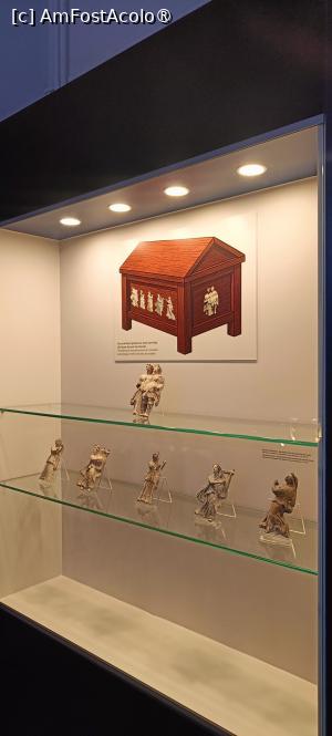 [P12] Decoratii de pe un sarcofag de lemn din secolul al III-lea î. Hr. » foto by tata123 🔱
 - 
<span class="allrVoted glyphicon glyphicon-heart hidden" id="av1504588"></span>
<a class="m-l-10 hidden" id="sv1504588" onclick="voting_Foto_DelVot(,1504588,20189)" role="button">șterge vot <span class="glyphicon glyphicon-remove"></span></a>
<a id="v91504588" class=" c-red"  onclick="voting_Foto_SetVot(1504588)" role="button"><span class="glyphicon glyphicon-heart-empty"></span> <b>LIKE</b> = Votează poza</a> <img class="hidden"  id="f1504588W9" src="/imagini/loader.gif" border="0" /><span class="AjErrMes hidden" id="e1504588ErM"></span>