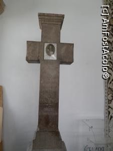 [P15] Crucea şi locul unde odihnesc osemintele preotului Radu Şapcă, în pridvor, în partea stângă a porţii din stejar.  » foto by Safta Radu
 - 
<span class="allrVoted glyphicon glyphicon-heart hidden" id="av738691"></span>
<a class="m-l-10 hidden" id="sv738691" onclick="voting_Foto_DelVot(,738691,20289)" role="button">șterge vot <span class="glyphicon glyphicon-remove"></span></a>
<a id="v9738691" class=" c-red"  onclick="voting_Foto_SetVot(738691)" role="button"><span class="glyphicon glyphicon-heart-empty"></span> <b>LIKE</b> = Votează poza</a> <img class="hidden"  id="f738691W9" src="/imagini/loader.gif" border="0" /><span class="AjErrMes hidden" id="e738691ErM"></span>