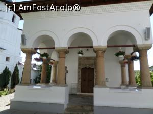 [P05] Intrarea în biserica mare, cu pridvorul larg.  » foto by Safta Radu
 - 
<span class="allrVoted glyphicon glyphicon-heart hidden" id="av738681"></span>
<a class="m-l-10 hidden" id="sv738681" onclick="voting_Foto_DelVot(,738681,20289)" role="button">șterge vot <span class="glyphicon glyphicon-remove"></span></a>
<a id="v9738681" class=" c-red"  onclick="voting_Foto_SetVot(738681)" role="button"><span class="glyphicon glyphicon-heart-empty"></span> <b>LIKE</b> = Votează poza</a> <img class="hidden"  id="f738681W9" src="/imagini/loader.gif" border="0" /><span class="AjErrMes hidden" id="e738681ErM"></span>