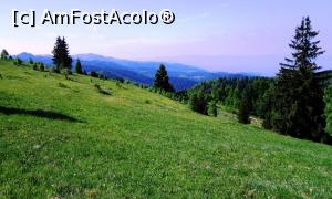 [P13] Vedere spre sud, spre depresiunea Ciuzc. Înspre dreapta se vede vârful Muntelui Şumuleu (lângă Miercurea Ciuc), iar în stânga, mare, este Muntele Păgânilor.  » foto by Lucien
 - 
<span class="allrVoted glyphicon glyphicon-heart hidden" id="av746555"></span>
<a class="m-l-10 hidden" id="sv746555" onclick="voting_Foto_DelVot(,746555,20371)" role="button">șterge vot <span class="glyphicon glyphicon-remove"></span></a>
<a id="v9746555" class=" c-red"  onclick="voting_Foto_SetVot(746555)" role="button"><span class="glyphicon glyphicon-heart-empty"></span> <b>LIKE</b> = Votează poza</a> <img class="hidden"  id="f746555W9" src="/imagini/loader.gif" border="0" /><span class="AjErrMes hidden" id="e746555ErM"></span>