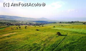 [P02] Depresiunea Ciucului Mijlociu văzută din tren, în urcare spre Naşcalat. În depărtare, triunghiular, este Muntele Şumuleu (lângă Miercurea Ciuc), cel cu vestitul pelerinaj catolic de Rusalii (http://amfostacolo.ro/romania-pareri, 15/miercurea-ciuc, 92,1207/la-pas-prin-miercurea-ciuc-si-imprejurimi, 4951/impresii-sejur-si-fotografii-vacanta__67931. htm » foto by Lucien
 - 
<span class="allrVoted glyphicon glyphicon-heart hidden" id="av746544"></span>
<a class="m-l-10 hidden" id="sv746544" onclick="voting_Foto_DelVot(,746544,20371)" role="button">șterge vot <span class="glyphicon glyphicon-remove"></span></a>
<a id="v9746544" class=" c-red"  onclick="voting_Foto_SetVot(746544)" role="button"><span class="glyphicon glyphicon-heart-empty"></span> <b>LIKE</b> = Votează poza</a> <img class="hidden"  id="f746544W9" src="/imagini/loader.gif" border="0" /><span class="AjErrMes hidden" id="e746544ErM"></span>