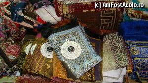 P06 [JUL-2012] In bazar, covorase de rugaciune dotate cu busola pentru ca credinciosii sa gaseasca mai usor Meca