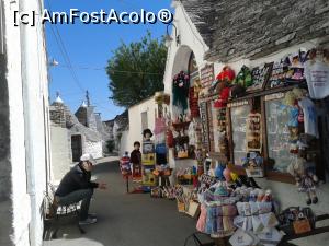 [P38] Magazine de suveniruri prin Alberobello.  » foto by Aurici
 - 
<span class="allrVoted glyphicon glyphicon-heart hidden" id="av742623"></span>
<a class="m-l-10 hidden" id="sv742623" onclick="voting_Foto_DelVot(,742623,20469)" role="button">șterge vot <span class="glyphicon glyphicon-remove"></span></a>
<a id="v9742623" class=" c-red"  onclick="voting_Foto_SetVot(742623)" role="button"><span class="glyphicon glyphicon-heart-empty"></span> <b>LIKE</b> = Votează poza</a> <img class="hidden"  id="f742623W9" src="/imagini/loader.gif" border="0" /><span class="AjErrMes hidden" id="e742623ErM"></span>