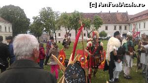 [P13] Festivalul Roman Apulum 2015 - în planul 2 legionar și scuturi ale Legiunii a VII - a, Gemina Felix.  » foto by bogumil
 - 
<span class="allrVoted glyphicon glyphicon-heart hidden" id="av613588"></span>
<a class="m-l-10 hidden" id="sv613588" onclick="voting_Foto_DelVot(,613588,20510)" role="button">șterge vot <span class="glyphicon glyphicon-remove"></span></a>
<a id="v9613588" class=" c-red"  onclick="voting_Foto_SetVot(613588)" role="button"><span class="glyphicon glyphicon-heart-empty"></span> <b>LIKE</b> = Votează poza</a> <img class="hidden"  id="f613588W9" src="/imagini/loader.gif" border="0" /><span class="AjErrMes hidden" id="e613588ErM"></span>