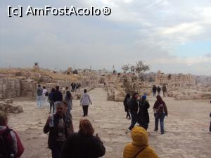 [P19] 19. Trecând de „Poarta Monumentală”, ajungem într-o curte interioară și o stradă cu coloane ce conduce spre „Palatul Umayyad”.  » foto by msnd
 - 
<span class="allrVoted glyphicon glyphicon-heart hidden" id="av1034540"></span>
<a class="m-l-10 hidden" id="sv1034540" onclick="voting_Foto_DelVot(,1034540,20516)" role="button">șterge vot <span class="glyphicon glyphicon-remove"></span></a>
<a id="v91034540" class=" c-red"  onclick="voting_Foto_SetVot(1034540)" role="button"><span class="glyphicon glyphicon-heart-empty"></span> <b>LIKE</b> = Votează poza</a> <img class="hidden"  id="f1034540W9" src="/imagini/loader.gif" border="0" /><span class="AjErrMes hidden" id="e1034540ErM"></span>