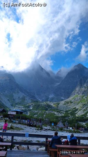 [P58] Ziua 3, dup-amiază - am ajuns la  <strong>Skalnaté pleso</strong> (1.754 m); e deja MULT mai răcoare; în poză se vede telecabina mică (max 20 pers, de obicei mai puțin), singura care urcă la Lomnicki Stit -- și pentru care e nevoie de programare strictă! » foto by tm67bru
 - 
<span class="allrVoted glyphicon glyphicon-heart hidden" id="av1387472"></span>
<a class="m-l-10 hidden" id="sv1387472" onclick="voting_Foto_DelVot(,1387472,20628)" role="button">șterge vot <span class="glyphicon glyphicon-remove"></span></a>
<a id="v91387472" class=" c-red"  onclick="voting_Foto_SetVot(1387472)" role="button"><span class="glyphicon glyphicon-heart-empty"></span> <b>LIKE</b> = Votează poza</a> <img class="hidden"  id="f1387472W9" src="/imagini/loader.gif" border="0" /><span class="AjErrMes hidden" id="e1387472ErM"></span>