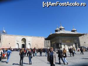 [P21] Intrarea principală în Palatul Topkapî și Fântâna Sultanului Ahmet.  » foto by tata123 🔱
 - 
<span class="allrVoted glyphicon glyphicon-heart hidden" id="av681917"></span>
<a class="m-l-10 hidden" id="sv681917" onclick="voting_Foto_DelVot(,681917,20761)" role="button">șterge vot <span class="glyphicon glyphicon-remove"></span></a>
<a id="v9681917" class=" c-red"  onclick="voting_Foto_SetVot(681917)" role="button"><span class="glyphicon glyphicon-heart-empty"></span> <b>LIKE</b> = Votează poza</a> <img class="hidden"  id="f681917W9" src="/imagini/loader.gif" border="0" /><span class="AjErrMes hidden" id="e681917ErM"></span>