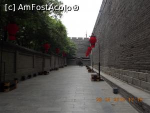 [P70] Xi’an, Zidurile Orașulu în curtea de lângă zid » foto by mprofeanu
 - 
<span class="allrVoted glyphicon glyphicon-heart hidden" id="av776390"></span>
<a class="m-l-10 hidden" id="sv776390" onclick="voting_Foto_DelVot(,776390,20766)" role="button">șterge vot <span class="glyphicon glyphicon-remove"></span></a>
<a id="v9776390" class=" c-red"  onclick="voting_Foto_SetVot(776390)" role="button"><span class="glyphicon glyphicon-heart-empty"></span> <b>LIKE</b> = Votează poza</a> <img class="hidden"  id="f776390W9" src="/imagini/loader.gif" border="0" /><span class="AjErrMes hidden" id="e776390ErM"></span>