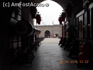 [P72] Xi’an, Zidurile Orașului, Pasaj cu tamburi și lampioane ce duc într-o curte interioară în care se pregătea scena și decorurile pentru reprezentații » foto by mprofeanu
 - 
<span class="allrVoted glyphicon glyphicon-heart hidden" id="av776398"></span>
<a class="m-l-10 hidden" id="sv776398" onclick="voting_Foto_DelVot(,776398,20766)" role="button">șterge vot <span class="glyphicon glyphicon-remove"></span></a>
<a id="v9776398" class=" c-red"  onclick="voting_Foto_SetVot(776398)" role="button"><span class="glyphicon glyphicon-heart-empty"></span> <b>LIKE</b> = Votează poza</a> <img class="hidden"  id="f776398W9" src="/imagini/loader.gif" border="0" /><span class="AjErrMes hidden" id="e776398ErM"></span>