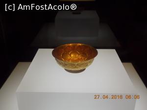 [P21] Xi'an, Muzeul de Istorie Shaanxi, vas de aur cu petale de lotus și cu rața mandarină ornată pe verso, dinastia Tang » foto by mprofeanu
 - 
<span class="allrVoted glyphicon glyphicon-heart hidden" id="av782852"></span>
<a class="m-l-10 hidden" id="sv782852" onclick="voting_Foto_DelVot(,782852,20766)" role="button">șterge vot <span class="glyphicon glyphicon-remove"></span></a>
<a id="v9782852" class=" c-red"  onclick="voting_Foto_SetVot(782852)" role="button"><span class="glyphicon glyphicon-heart-empty"></span> <b>LIKE</b> = Votează poza</a> <img class="hidden"  id="f782852W9" src="/imagini/loader.gif" border="0" /><span class="AjErrMes hidden" id="e782852ErM"></span>