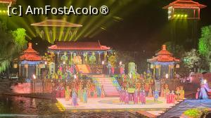 [P07] Sunt in total 10 scene, amplasate pe diferite nivele, in jurul lacului Jiulong, cu mii de lumini sclipitoare ce lumineaza muntele Lishan din fundal. Cateva sute de dansatori isi interpreteaza rolurile, sub efectele scenice elaborate, fantani arteziene, artificii si proiectii 3D, spectacolul fiind atat de real incat am simtit mirosul parfumului consoartei Yang atunci cand se scalda pe scena, caldura flacarilor simbolizand razboiul si burnita aparuta dupa moartea consoartei Yang. » foto by geani anto
 - 
<span class="allrVoted glyphicon glyphicon-heart hidden" id="av1498180"></span>
<a class="m-l-10 hidden" id="sv1498180" onclick="voting_Foto_DelVot(,1498180,20766)" role="button">șterge vot <span class="glyphicon glyphicon-remove"></span></a>
<a id="v91498180" class=" c-red"  onclick="voting_Foto_SetVot(1498180)" role="button"><span class="glyphicon glyphicon-heart-empty"></span> <b>LIKE</b> = Votează poza</a> <img class="hidden"  id="f1498180W9" src="/imagini/loader.gif" border="0" /><span class="AjErrMes hidden" id="e1498180ErM"></span>