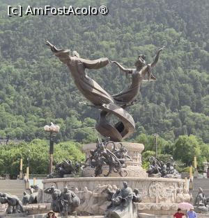 [P01] Palatul Huaqing, renumit pentru povestea romantica de dragoste a imparatului Tang Xuanzong si a concubinei sale Yang Yuhuan, scena dramei istorice ,,The song of Everlasting Sorrow”.
Palatul a fost construit aici datorita existentei izvoarelor termale faimoase pentru proprietatile lor terapeutice, numele „Huaqing” traducandu-se „izvor frumos” sau „izvor cald”.
 » foto by geani anto
 - 
<span class="allrVoted glyphicon glyphicon-heart hidden" id="av1502665"></span>
<a class="m-l-10 hidden" id="sv1502665" onclick="voting_Foto_DelVot(,1502665,20766)" role="button">șterge vot <span class="glyphicon glyphicon-remove"></span></a>
<a id="v91502665" class=" c-red"  onclick="voting_Foto_SetVot(1502665)" role="button"><span class="glyphicon glyphicon-heart-empty"></span> <b>LIKE</b> = Votează poza</a> <img class="hidden"  id="f1502665W9" src="/imagini/loader.gif" border="0" /><span class="AjErrMes hidden" id="e1502665ErM"></span>