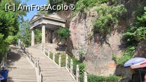 [P25] Remonstration Pavilion este situat langa stancile muntelui, in crapaturile caruia s-a ascuns Chiang Kai Shek. Este situat la mijlocul drumului spre varful Muntelui Lishan, fiind construit din ciment, in stil arhitectonic rusesc, construit in memoria incidentului, fiind numit la inceput ,,Pavilionul prinderii lui Chiang”, redenumit apoi in decembrie 1986, pentru a comemora a 50-a aniversare a incidentului.  » foto by geani anto
 - 
<span class="allrVoted glyphicon glyphicon-heart hidden" id="av1502689"></span>
<a class="m-l-10 hidden" id="sv1502689" onclick="voting_Foto_DelVot(,1502689,20766)" role="button">șterge vot <span class="glyphicon glyphicon-remove"></span></a>
<a id="v91502689" class=" c-red"  onclick="voting_Foto_SetVot(1502689)" role="button"><span class="glyphicon glyphicon-heart-empty"></span> <b>LIKE</b> = Votează poza</a> <img class="hidden"  id="f1502689W9" src="/imagini/loader.gif" border="0" /><span class="AjErrMes hidden" id="e1502689ErM"></span>