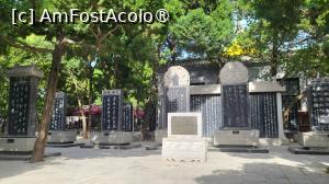 [P35] „Padurea Stelelor” , gravata de caligrafi celebri, inscriptiile in piatra avand fraze din poeme cunoscute. Printre acestea, cele mai faimoase sunt „Inscriptia in lauda izvoarelor termale din dinastia Wei de Nord”  si „Inscriptia de pe izvoarele termale” . Imparatul Taizong din Tang, Li Shimin, a realizat o stela cu caligrafia sa imperiala, pe care a amplasat-o in Pavilionul Imperial de Caligrafie, in partea stangă a portii de sud a „Palatului Izvoarelor Termale” . » foto by geani anto
 - 
<span class="allrVoted glyphicon glyphicon-heart hidden" id="av1502698"></span>
<a class="m-l-10 hidden" id="sv1502698" onclick="voting_Foto_DelVot(,1502698,20766)" role="button">șterge vot <span class="glyphicon glyphicon-remove"></span></a>
<a id="v91502698" class=" c-red"  onclick="voting_Foto_SetVot(1502698)" role="button"><span class="glyphicon glyphicon-heart-empty"></span> <b>LIKE</b> = Votează poza</a> <img class="hidden"  id="f1502698W9" src="/imagini/loader.gif" border="0" /><span class="AjErrMes hidden" id="e1502698ErM"></span>