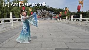 [P02] Este primul parc tematic cultural de mari dimensiuni din China cu arhitectura in stil gradina regala, centrat pe istoria stralucitoare a orasului Xi'an si cultura splendida a Dinastiei Tang. Actualul Paradis Tang reproduce peisajul original al palatelor regale din acea perioada. Diferitele tipuri de cladiri in stil antic, peisajele placute, programele diverse, acoperind arhitectura, dans, muzica si folclor, precum si spectacolele impresionante de seara, te fac sa traversezi din lumea moderna de astazi in „capitala prospera a Dinastiei Tang”. » foto by geani anto
 - 
<span class="allrVoted glyphicon glyphicon-heart hidden" id="av1505518"></span>
<a class="m-l-10 hidden" id="sv1505518" onclick="voting_Foto_DelVot(,1505518,20766)" role="button">șterge vot <span class="glyphicon glyphicon-remove"></span></a>
<a id="v91505518" class=" c-red"  onclick="voting_Foto_SetVot(1505518)" role="button"><span class="glyphicon glyphicon-heart-empty"></span> <b>LIKE</b> = Votează poza</a> <img class="hidden"  id="f1505518W9" src="/imagini/loader.gif" border="0" /><span class="AjErrMes hidden" id="e1505518ErM"></span>