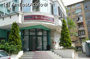 [P02] Intrarea din parcare la The Regent Club Hotel din Niş, Serbia.  » foto by traian.leuca †
 - 
<span class="allrVoted glyphicon glyphicon-heart hidden" id="av870422"></span>
<a class="m-l-10 hidden" id="sv870422" onclick="voting_Foto_DelVot(,870422,20768)" role="button">șterge vot <span class="glyphicon glyphicon-remove"></span></a>
<a id="v9870422" class=" c-red"  onclick="voting_Foto_SetVot(870422)" role="button"><span class="glyphicon glyphicon-heart-empty"></span> <b>LIKE</b> = Votează poza</a> <img class="hidden"  id="f870422W9" src="/imagini/loader.gif" border="0" /><span class="AjErrMes hidden" id="e870422ErM"></span>