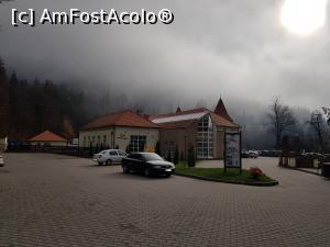 [P03] Clădirea Wellness Tușnad, înconjurată de ceața care parcă se ridica încet-încet.  Era ora prânzului. » foto by Floryn81
 - 
<span class="allrVoted glyphicon glyphicon-heart hidden" id="av1125919"></span>
<a class="m-l-10 hidden" id="sv1125919" onclick="voting_Foto_DelVot(,1125919,20865)" role="button">șterge vot <span class="glyphicon glyphicon-remove"></span></a>
<a id="v91125919" class=" c-red"  onclick="voting_Foto_SetVot(1125919)" role="button"><span class="glyphicon glyphicon-heart-empty"></span> <b>LIKE</b> = Votează poza</a> <img class="hidden"  id="f1125919W9" src="/imagini/loader.gif" border="0" /><span class="AjErrMes hidden" id="e1125919ErM"></span>