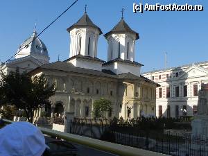 [P05] Biserica Colţei, parte din spitalul Colţea (primul spital bucureştean, finalmente renovat) şi cea mai veche statuie din Bucureşti (amănunt neinclus în gidaj), din 1869, opera lui Karl Storck, reprezentîndu-l pe spătarul Mihail Cantacuzino, fondatorul spitalului.  » foto by abancor
 - 
<span class="allrVoted glyphicon glyphicon-heart hidden" id="av365715"></span>
<a class="m-l-10 hidden" id="sv365715" onclick="voting_Foto_DelVot(,365715,21034)" role="button">șterge vot <span class="glyphicon glyphicon-remove"></span></a>
<a id="v9365715" class=" c-red"  onclick="voting_Foto_SetVot(365715)" role="button"><span class="glyphicon glyphicon-heart-empty"></span> <b>LIKE</b> = Votează poza</a> <img class="hidden"  id="f365715W9" src="/imagini/loader.gif" border="0" /><span class="AjErrMes hidden" id="e365715ErM"></span>