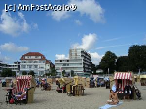 [P07] Strandpromenade in fundal... la plaja, unii imbracati, altii in costum de baie » foto by mireille
 - 
<span class="allrVoted glyphicon glyphicon-heart hidden" id="av802796"></span>
<a class="m-l-10 hidden" id="sv802796" onclick="voting_Foto_DelVot(,802796,21185)" role="button">șterge vot <span class="glyphicon glyphicon-remove"></span></a>
<a id="v9802796" class=" c-red"  onclick="voting_Foto_SetVot(802796)" role="button"><span class="glyphicon glyphicon-heart-empty"></span> <b>LIKE</b> = Votează poza</a> <img class="hidden"  id="f802796W9" src="/imagini/loader.gif" border="0" /><span class="AjErrMes hidden" id="e802796ErM"></span>