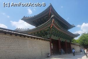 [P01] Poarta Honghwamun a fost locul de intalnire dintre rege si popor. Regele Yeongjo s-a intalnit cu oamenii de rand pentru a le afla opiniile cu privire la o lege pe care dorea sa o puna in aplicare. Un al doilea eveniment important ce a avut loc la poarta Honghwamun a fost distribuirea de orez oamenilor, de catre regele Jeongjo, cu ocazia celebrarii celei de-a 60-a aniversari a mamei sale.
 » foto by geani anto
 - 
<span class="allrVoted glyphicon glyphicon-heart hidden" id="av1514865"></span>
<a class="m-l-10 hidden" id="sv1514865" onclick="voting_Foto_DelVot(,1514865,21214)" role="button">șterge vot <span class="glyphicon glyphicon-remove"></span></a>
<a id="v91514865" class=" c-red"  onclick="voting_Foto_SetVot(1514865)" role="button"><span class="glyphicon glyphicon-heart-empty"></span> <b>LIKE</b> = Votează poza</a> <img class="hidden"  id="f1514865W9" src="/imagini/loader.gif" border="0" /><span class="AjErrMes hidden" id="e1514865ErM"></span>