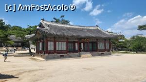 [P15] Sala Hwangyeongjeon a servit drept cladire interioara unde locuiau regii, printii mostenitori si sotiile lor, numele insemnand „primitor si vesel”. A fost construita odata cu infiintarea Palatului Changgyeonggung, dar a fost distrusa si reconstruita de mai multe ori dupa invazia japoneza si marele incendiu, cladirea actuala fiind din 1834. » foto by geani anto
 - 
<span class="allrVoted glyphicon glyphicon-heart hidden" id="av1514879"></span>
<a class="m-l-10 hidden" id="sv1514879" onclick="voting_Foto_DelVot(,1514879,21214)" role="button">șterge vot <span class="glyphicon glyphicon-remove"></span></a>
<a id="v91514879" class=" c-red"  onclick="voting_Foto_SetVot(1514879)" role="button"><span class="glyphicon glyphicon-heart-empty"></span> <b>LIKE</b> = Votează poza</a> <img class="hidden"  id="f1514879W9" src="/imagini/loader.gif" border="0" /><span class="AjErrMes hidden" id="e1514879ErM"></span>