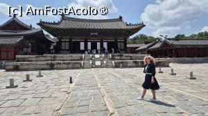 [P08] Curtea din fata este acoperita cu pietre late, plate si dreptunghiulare, iar dintre cele 3 alei ce o strabat, poteca centrala numita „Eodo”, adica drumul regelui, era rezervata doar acestuia. 
Cu regele in centru, oficialii militari stateau in dreapta, iar oficialii civili in stanga. „Dapdo”, piatra inclinata din mijlocul scarilor, este locul pe unde trecea palanchinul regelui.
 » foto by geani anto
 - 
<span class="allrVoted glyphicon glyphicon-heart hidden" id="av1514872"></span>
<a class="m-l-10 hidden" id="sv1514872" onclick="voting_Foto_DelVot(,1514872,21214)" role="button">șterge vot <span class="glyphicon glyphicon-remove"></span></a>
<a id="v91514872" class=" c-red"  onclick="voting_Foto_SetVot(1514872)" role="button"><span class="glyphicon glyphicon-heart-empty"></span> <b>LIKE</b> = Votează poza</a> <img class="hidden"  id="f1514872W9" src="/imagini/loader.gif" border="0" /><span class="AjErrMes hidden" id="e1514872ErM"></span>