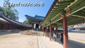 [P19] Sala Seonjeongjeon, alaturata salii tronului, era biroul oficialilor guvernanti, unde regele avea intalniri zilnice cu ministrii. Este singura cladire ramasa a palatului cu tigle albastre. Atasat salii, un coridor acoperit era utilizat in timpul inmormantarilor regale, ducand la Poarta Seonjeongmun.  » foto by geani anto
 - 
<span class="allrVoted glyphicon glyphicon-heart hidden" id="av1515647"></span>
<a class="m-l-10 hidden" id="sv1515647" onclick="voting_Foto_DelVot(,1515647,21214)" role="button">șterge vot <span class="glyphicon glyphicon-remove"></span></a>
<a id="v91515647" class=" c-red"  onclick="voting_Foto_SetVot(1515647)" role="button"><span class="glyphicon glyphicon-heart-empty"></span> <b>LIKE</b> = Votează poza</a> <img class="hidden"  id="f1515647W9" src="/imagini/loader.gif" border="0" /><span class="AjErrMes hidden" id="e1515647ErM"></span>