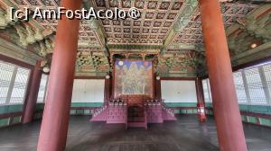 [P20] In centrul salii, regele statea pe tronul sau in spatele caruia se afla ecranul cu soarele, luna si cei 5 munti, supusii ocupand locurile aflate de o parte si de alta a tronului. Un scrib statea si el intr-un colt, consemnand ceea ce discutau.
Tavanul decorativ de deasupra tronului este un simbol al autoritatii regelui, fiind reprezentativ pentru mestesugul lemnului si arta dinastiei Joseon.
 » foto by geani anto
 - 
<span class="allrVoted glyphicon glyphicon-heart hidden" id="av1515648"></span>
<a class="m-l-10 hidden" id="sv1515648" onclick="voting_Foto_DelVot(,1515648,21214)" role="button">șterge vot <span class="glyphicon glyphicon-remove"></span></a>
<a id="v91515648" class=" c-red"  onclick="voting_Foto_SetVot(1515648)" role="button"><span class="glyphicon glyphicon-heart-empty"></span> <b>LIKE</b> = Votează poza</a> <img class="hidden"  id="f1515648W9" src="/imagini/loader.gif" border="0" /><span class="AjErrMes hidden" id="e1515648ErM"></span>